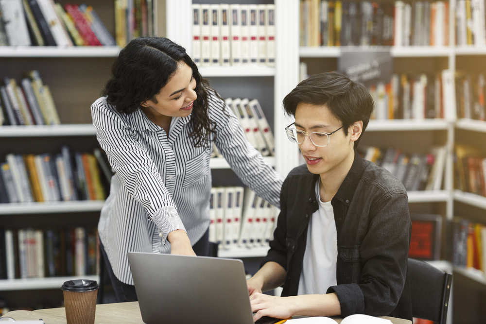 Advisor and student discussing an academic plan online